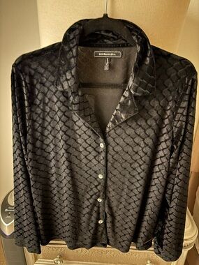 BCBGMaxAzria Black Textured Satin Button-Front Shirt